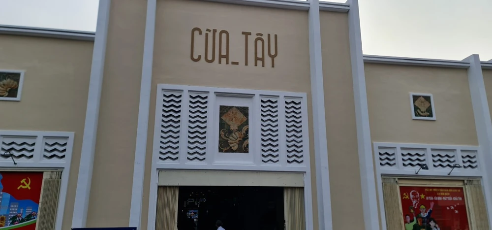 Cửa Tây chợ Bến Thành