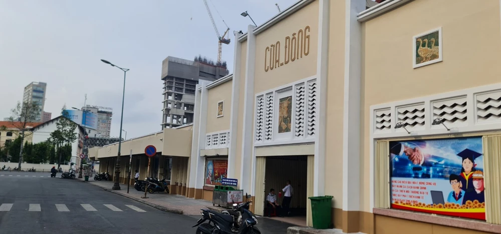 Cửa Đông chợ Bến Thành