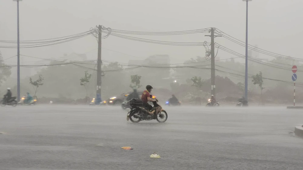 Mây dông phát triển và gây mưa nhiều nơi ở TP.HCM
