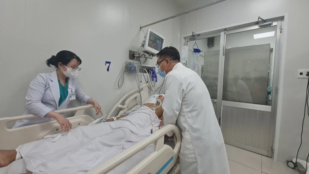 Các bác sĩ ở bệnh viện Chợ Rẫy chăm sóc cho người ngộ độc. Ảnh: NGUYÊN VÕ