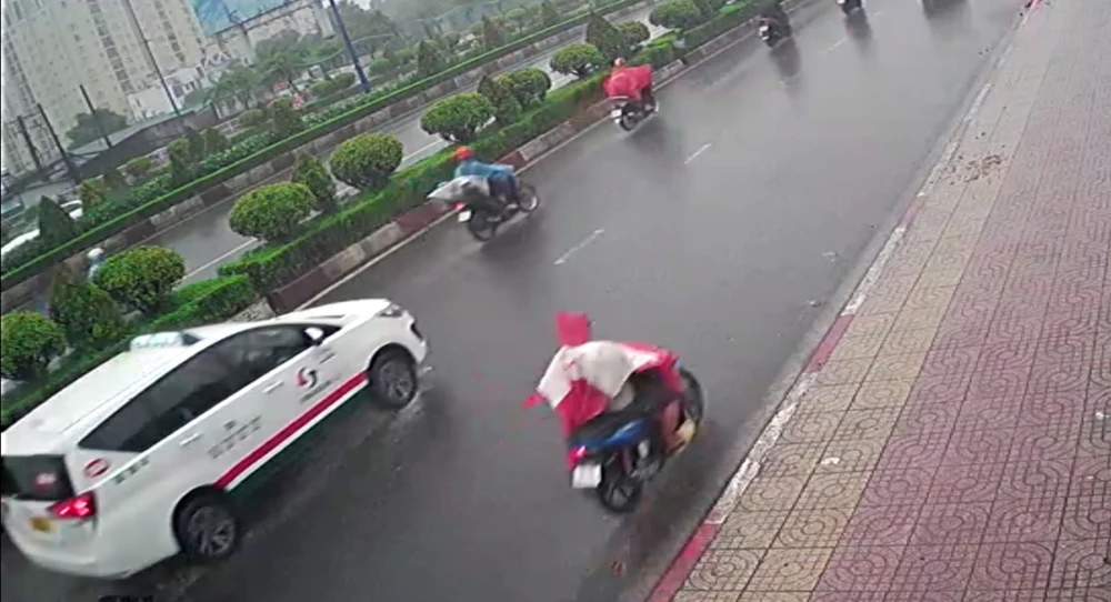 Mưa xuất hiện nhiều nơi ở TP.HCM sáng 27-5. Ảnh: NC