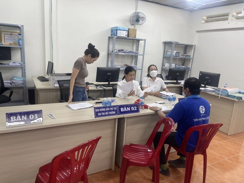 UBND TP Thủ Đức chi trả tiền bồi thường dự án vành đai 3. Ảnh: ĐÀO TRANG