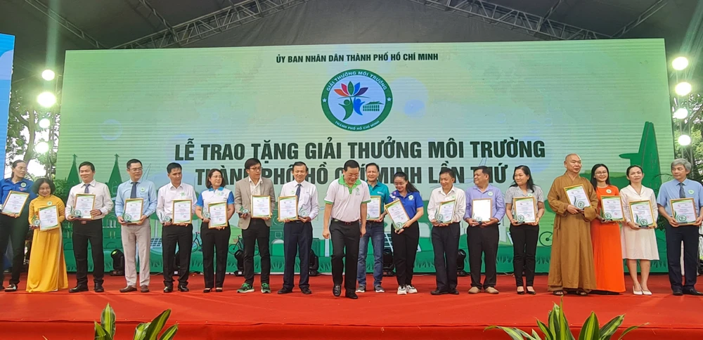 Các cá nhân, đơn vị nhận giải thưởng về môi trường tại ngày hội. Ảnh: NC