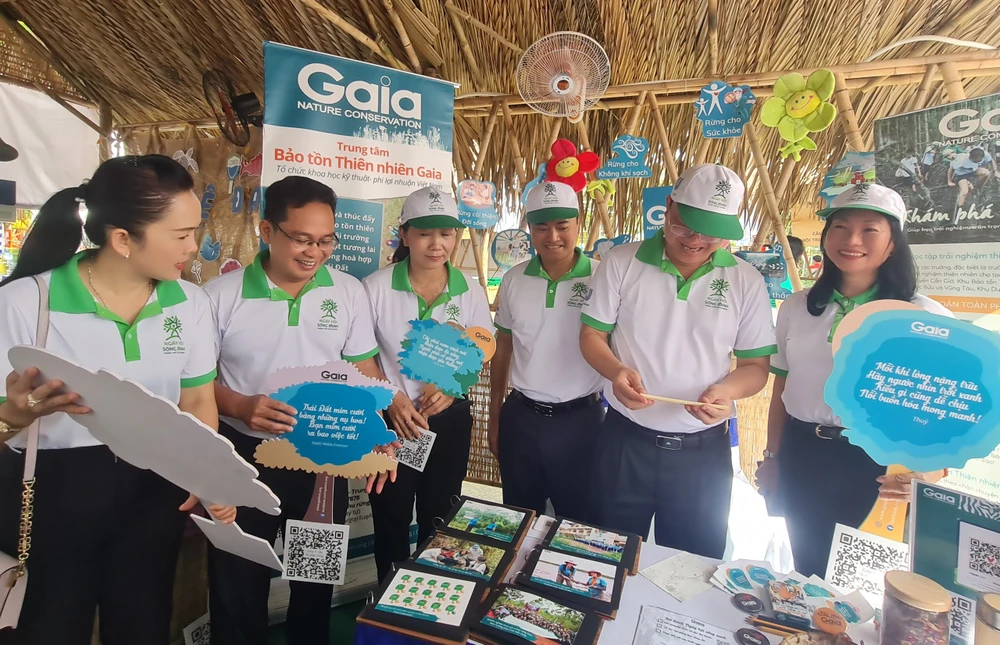 Các đại biểu tham quan các gian hàng tại ngày hội. Ảnh: NC