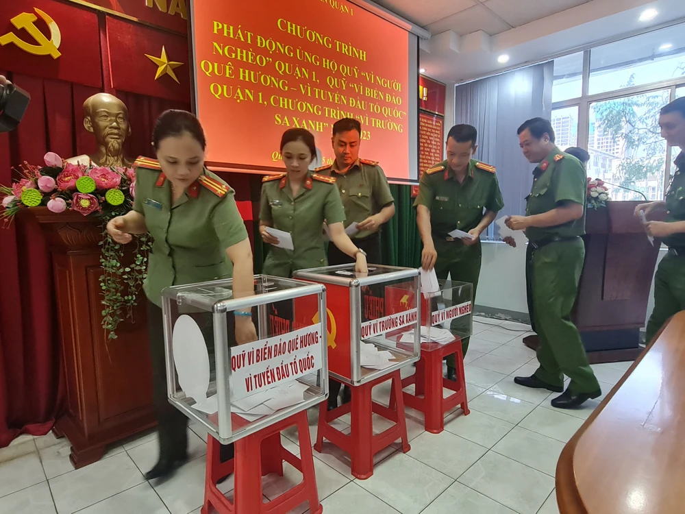 Công an quận 1 tham gia ủng hộ quỹ. Ảnh: NV