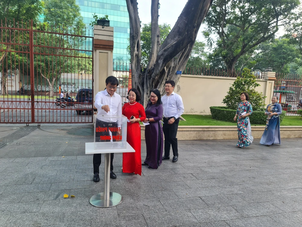 Lãnh đạo UBND quận 1 tham gia ủng hộ quỹ. Ảnh: NV