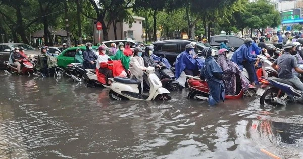 Nhiều tuyến đường ở TP.HCM ngập sau khi mưa. Ảnh: NC