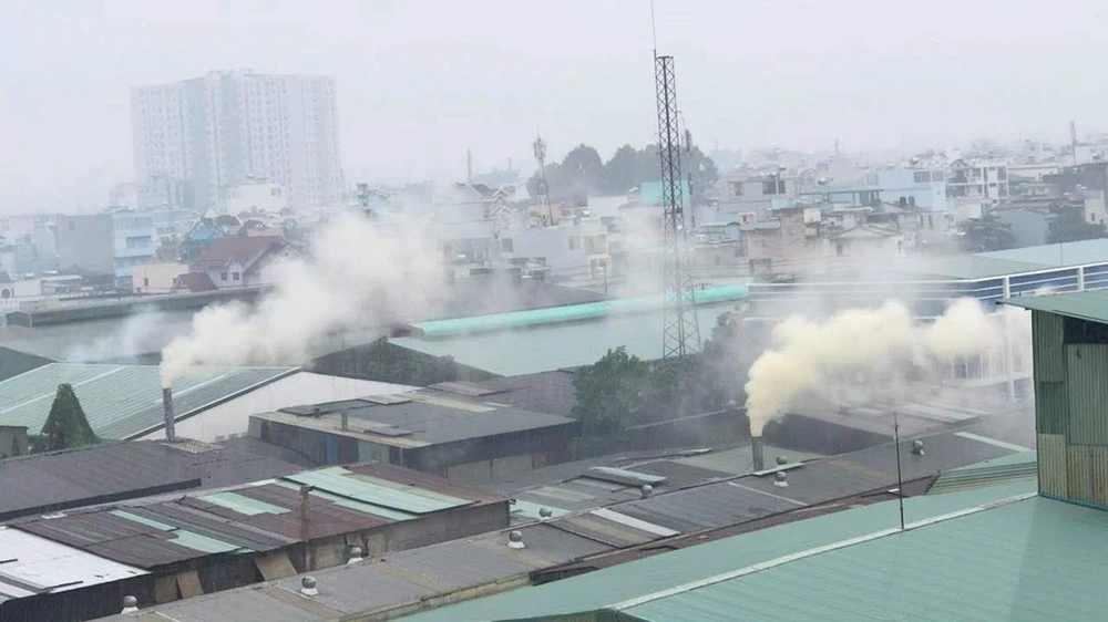 TP.HCM theo dõi số liệu quan trắc các trạm quan trắc tự động khí thải của các nguồn thải lớn trên địa bàn. Ảnh: NC