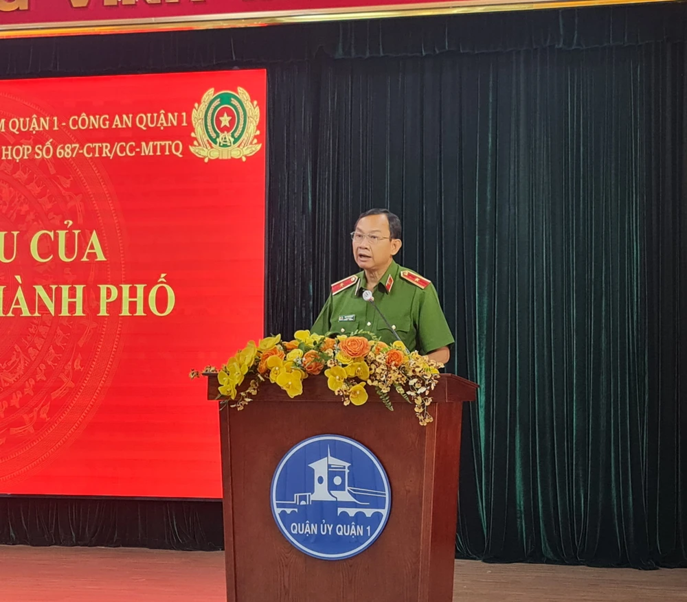 Phó Giám đốc Công an TP.HCM Đinh Thanh Nhàn chia sẻ thông tin tại hội nghị. Ảnh: NC