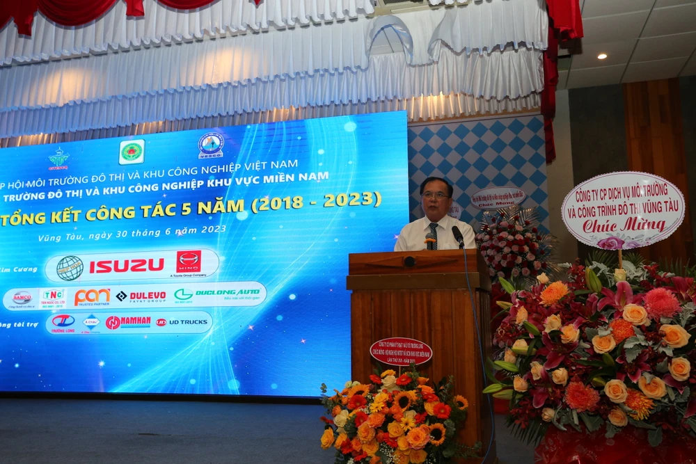 Ông Huỳnh Minh Nhựt, Chủ tịch Hội môi trường đô thị và khu công nghiệp miền Nam phát biểu tại hội nghị. Ảnh: NC