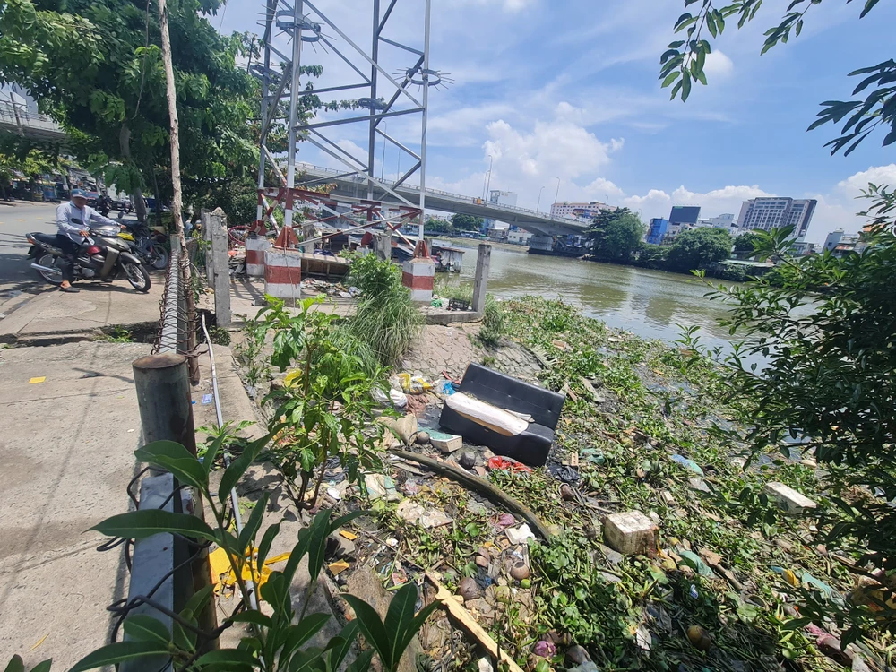 Đủ loại rác thải trên-dưới tuyến kênh Đôi- kênh Tẻ