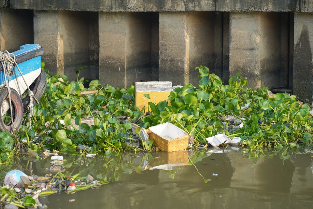 Rác thải trên kênh Tân Hóa-Lò Gốm