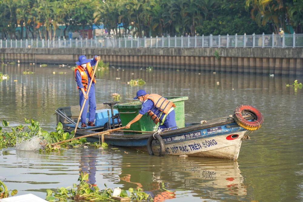 Lượng rác vớt mỗi ngày trên kênh Nhiêu Lộc-Thị Nghè khoảng 10 tấn