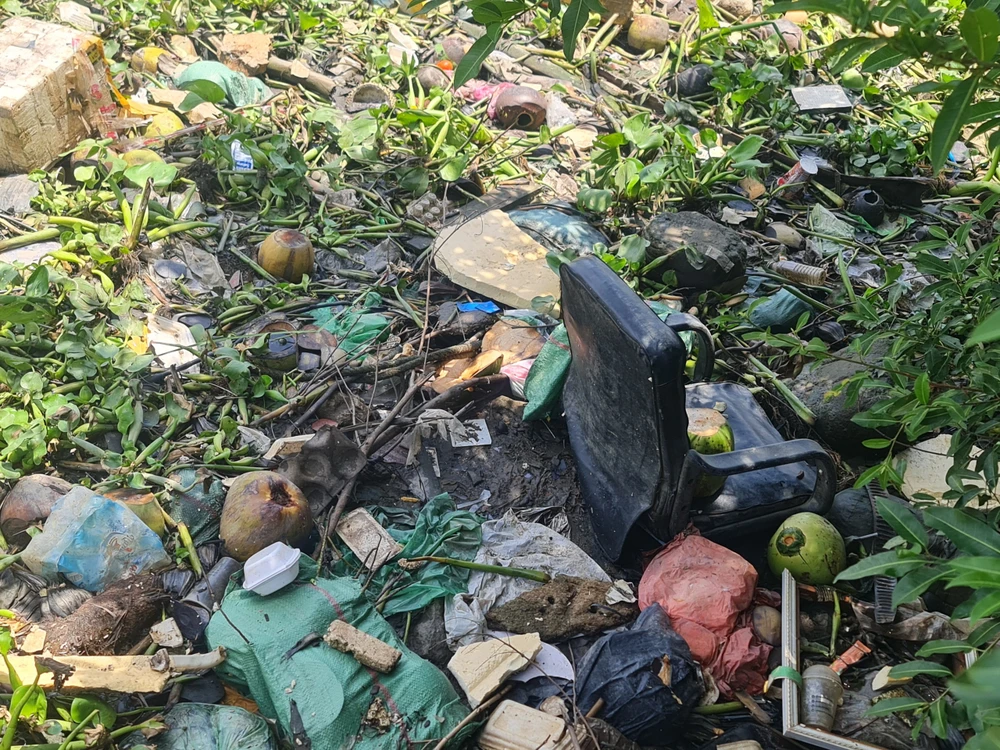 Ghế cũ được người dân mang bỏ thẳng xuống kênh