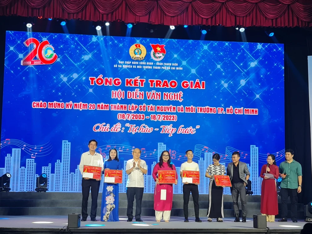 Ông Trần Văn Bảy, phó giám đốc Sở TN&MT trao thưởng cho đội đoạt giải Ông Trần Văn Bảy, phó giám đốc Sở TN&MT trao thưởng cho đội đoạt giải