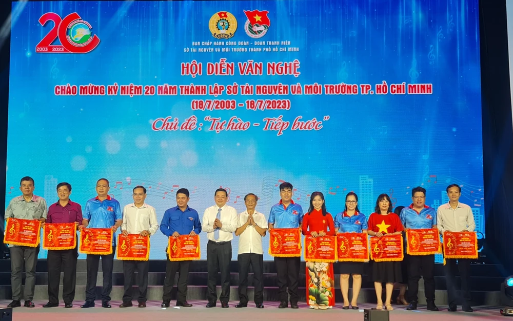 Lãnh đạo sở TN&MT và những đơn vị tham gia hội diễn văn nghệ Lãnh đạo sở TN&MT và những đơn vị tham gia hội diễn văn nghệ