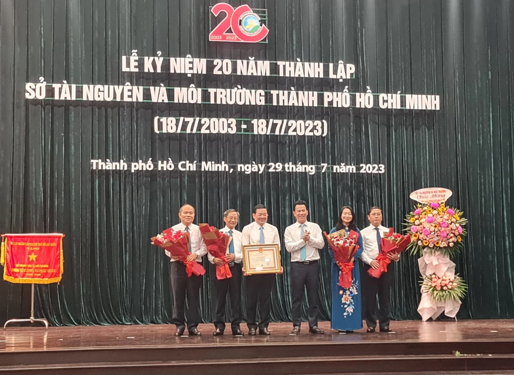 Bộ trưởng Bộ TN&amp;MT Đặng Quốc Khánh tặng bằng khen cho lãnh đạo Sở TN&amp;MT TP.HCM. Ảnh: NC