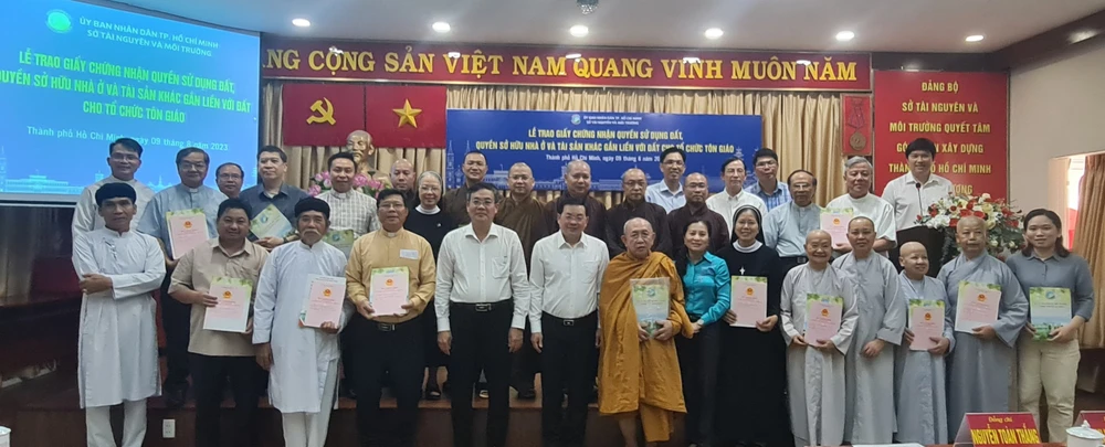 Các cơ sở tôn giáo được trao sổ hồng tại buổi lễ. Ảnh: NGUYỄN CHÂU