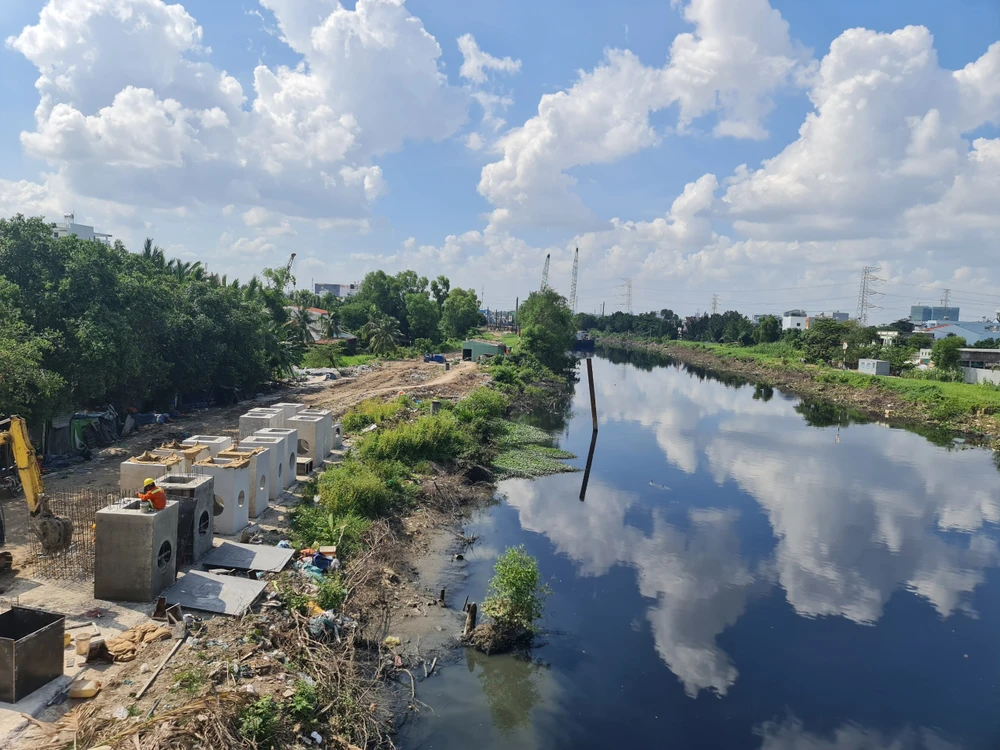 Chủ đầu tư đang thực hiện nhiều hạng mục của dự án. Ảnh: NGUYỄN CHÂU Chủ đầu tư đang thực hiện nhiều hạng mục của dự án. Ảnh: NGUYỄN CHÂU