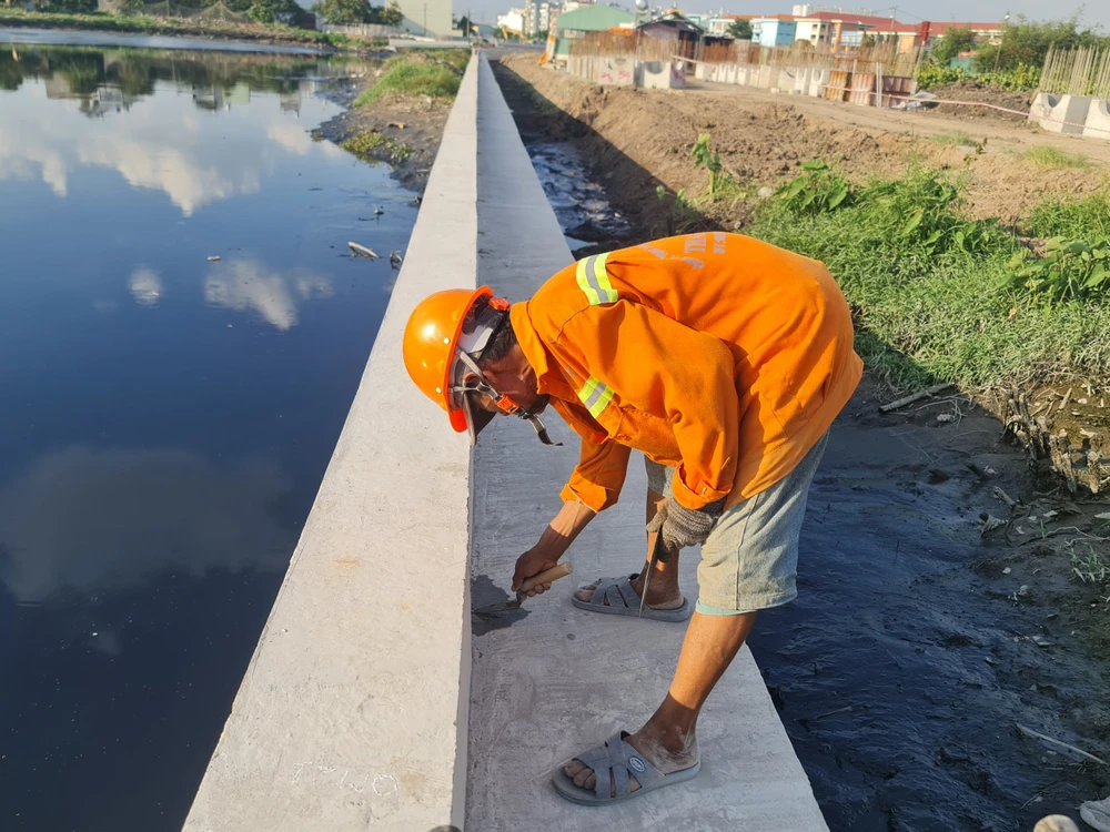 Công nhân cẩn thận thực hiện từng hạng mục của dự án. Ảnh: NGUYỄN CHÂU Công nhân cẩn thận thực hiện từng hạng mục của dự án. Ảnh: NGUYỄN CHÂU