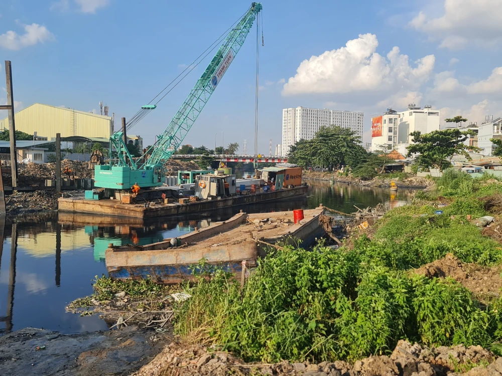 Trên công trường toàn dự án có khoảng 110 thiết bị thi công và 350 công nhân làm việc. Ảnh: NGUYỄN CHÂU Trên công trường toàn dự án có khoảng 110 thiết bị thi công và 350 công nhân làm việc. Ảnh: NGUYỄN CHÂU