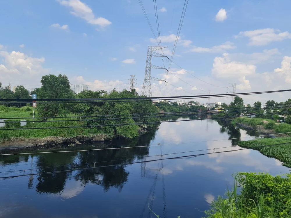 Các tuyến đường dây điện hiện hữu là một trong những nguyên nhân gây khó khăn cho dự án. Ảnh: NGUYỄN CHÂU Các tuyến đường dây điện hiện hữu là một trong những nguyên nhân gây khó khăn cho dự án. Ảnh: NGUYỄN CHÂU