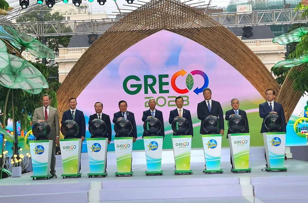 Các đại biểu thực hiện nghi thức khai mạc triển lãm sản phẩm, dịch vụ tăng trưởng xanh. Ảnh: NGUYỄN CHÂU