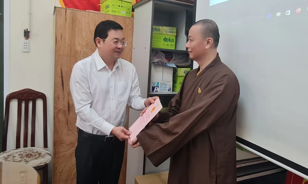 trao sổ hồng cho tổ chức tôn giáo