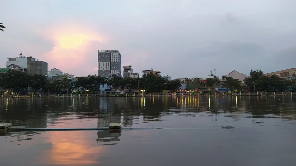 Các cột kè Thanh Đa bị nước nhấn chìm.jpg