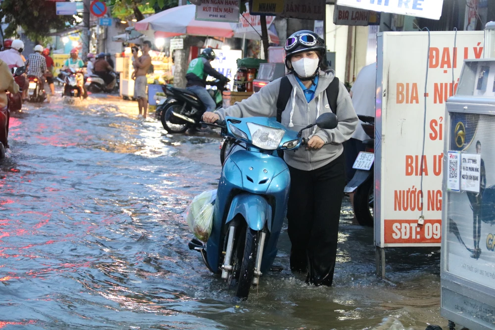 Nhiều phương tiện chết máy.JPG