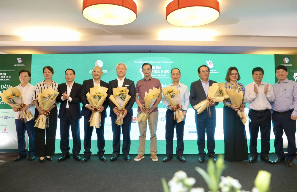 Lãnh đạo Hội Nhà báo Việt Nam tặng hoa chúc mừng Hội đồng Giám khảo Giải Báo chí Phát triển Xanh