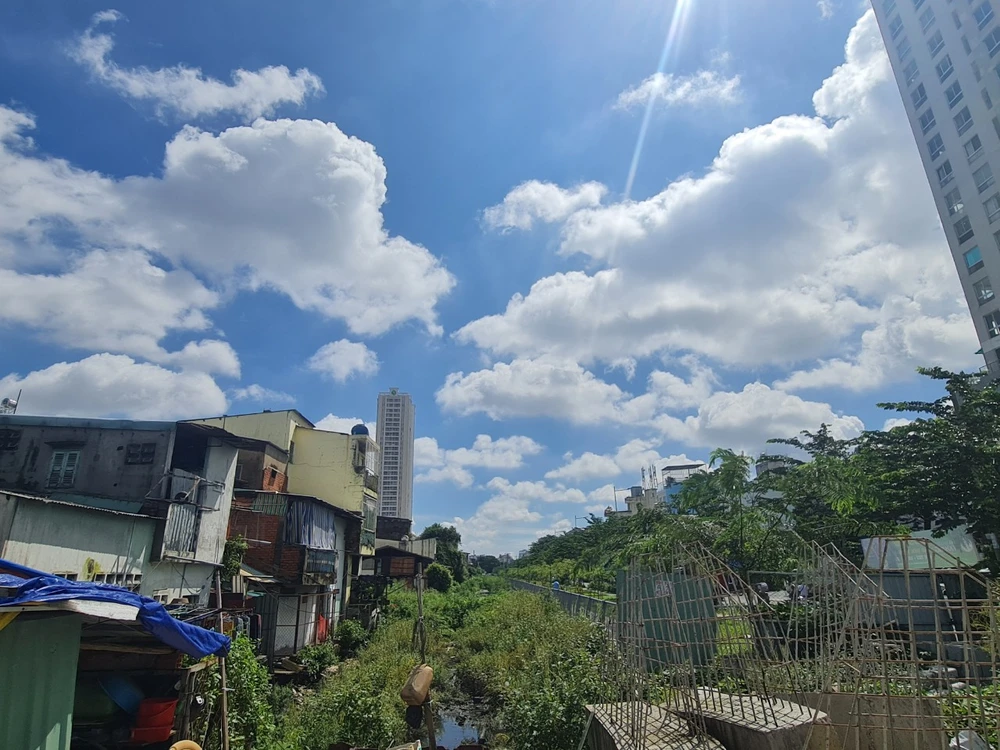 Nhiều căn nhà ven kênh rạch tại dự án cải tạo kênh Hàng Bàng giai đoạn 2. Ảnh: NGUYỄN CHÂU