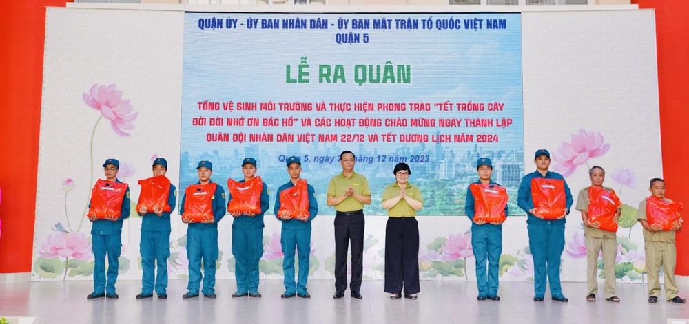 Quận 5, TP.HCM đã thống nhất địa điểm tập kết rác, thời gian hoạt động của hệ thống lấy rác dân lập để không xảy ra tình trạng ô nhiễm.