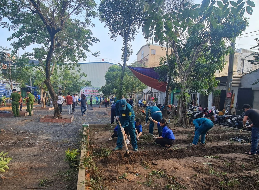 người dân tham gia trồng cây xanh ở quận 12