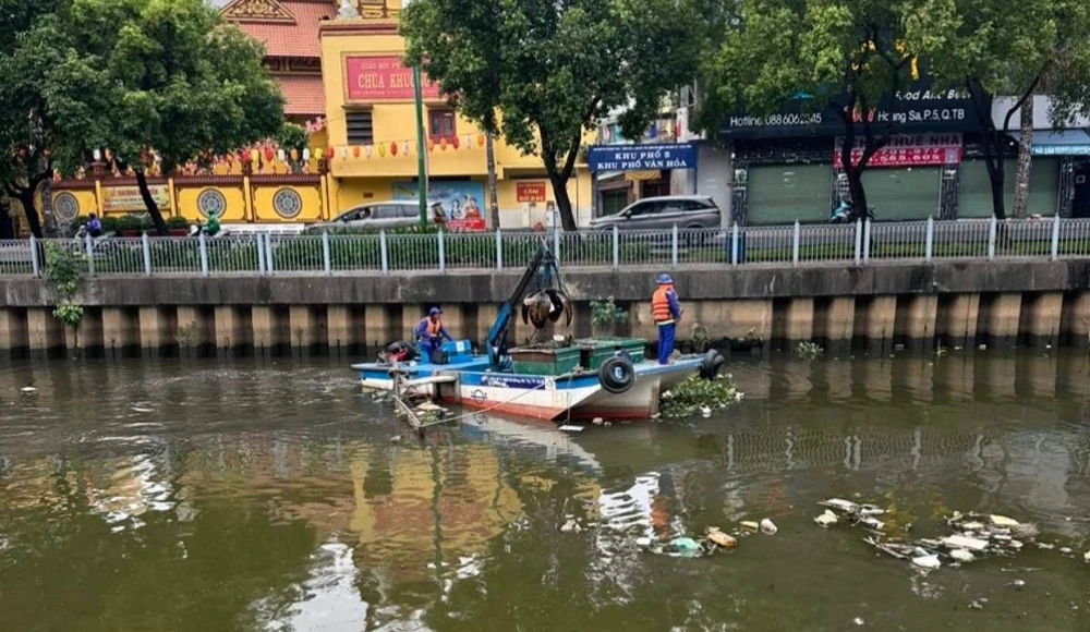 TP.HCM chi hàng chục tỉ mỗi năm để vớt rác trên kênh