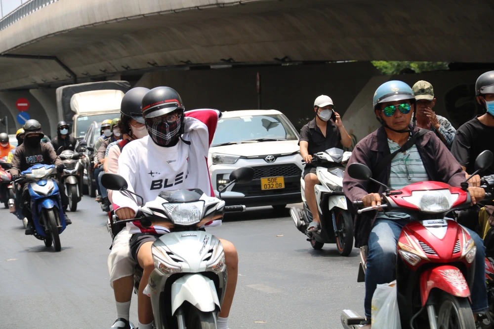 Ngày 9-4 và 10-4 nắng nóng ở TP.HCM cao nhất từ đầu năm đến nay. Ảnh: NHƯ NGỌC