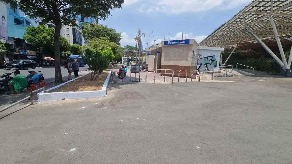 cong vien 23-9- bon cay mat co.jpg