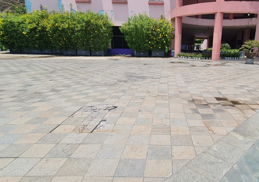 cong vien 23-9 nên gach bong troc.jpg