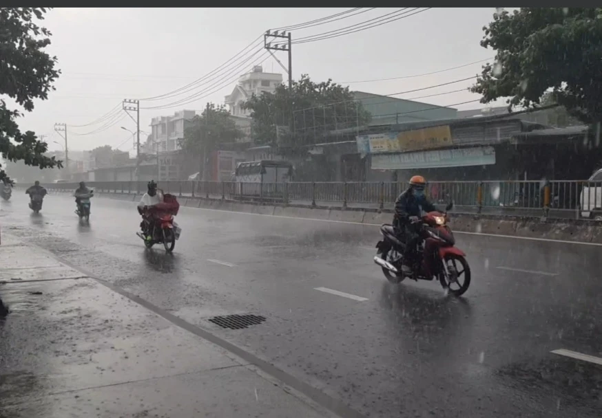 Mưa 'trắng trời' nhiều nơi ở TP.HCM