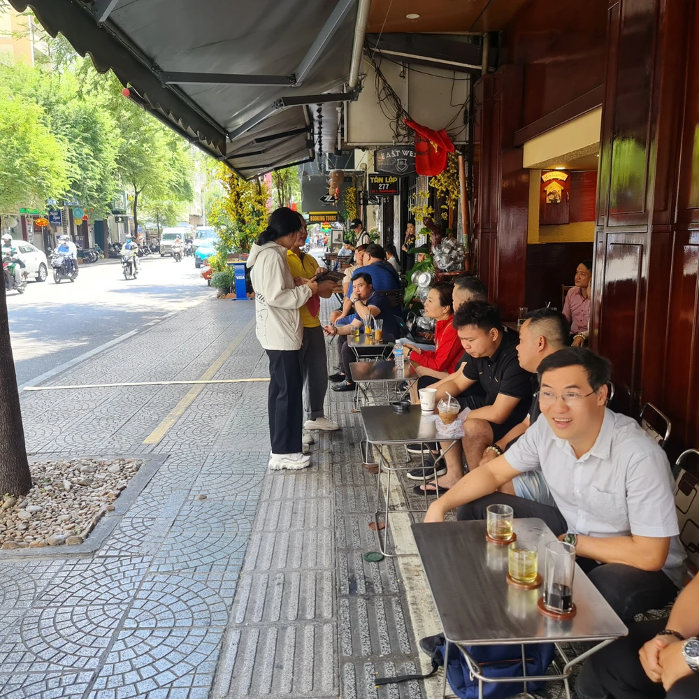 Tiểu thương quận 1 hết tháo chạy vì được 'hợp thức hóa' buôn bán trên vỉa hè