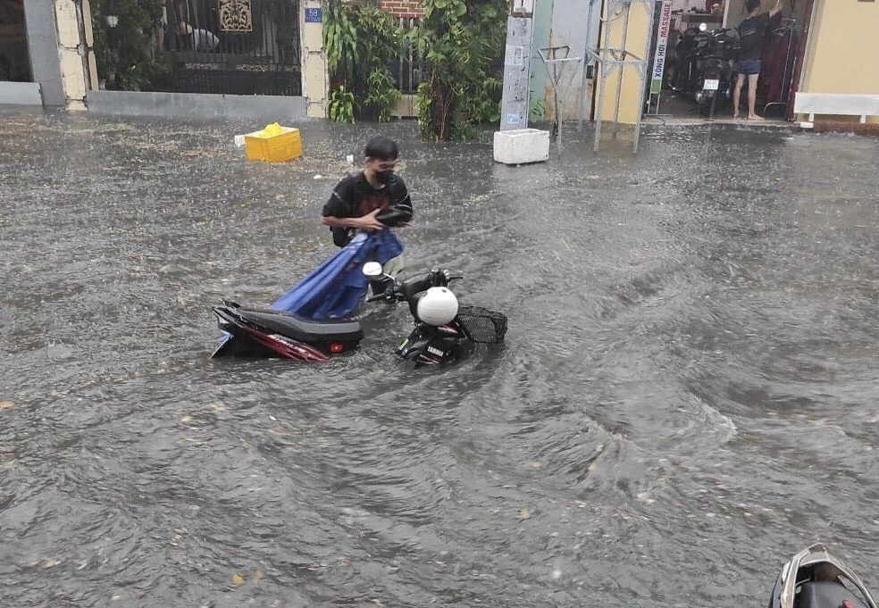 Cơn mưa lớn vào giờ tan tầm, ngập sâu nhiều nơi