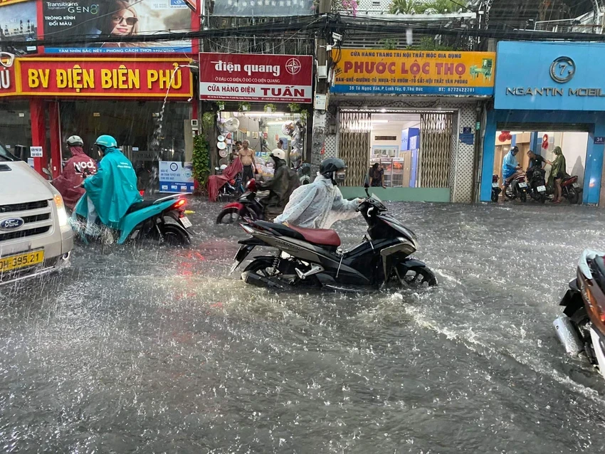 TP.HCM ban ngày nhiệt độ cao, tối tiếp tục mưa lớn