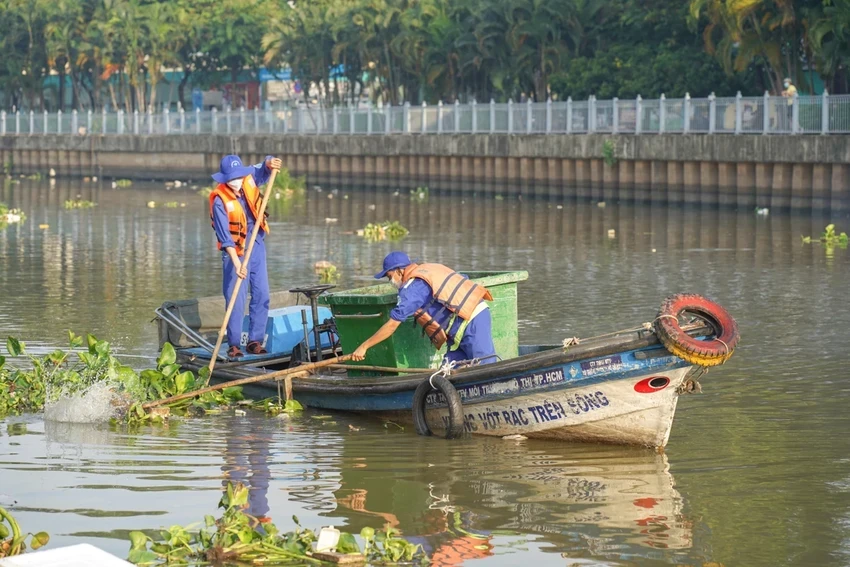 TP.HCM giải quyết các vướng mắc để đẩy nhanh thực hiện công tác vớt rác trên sông