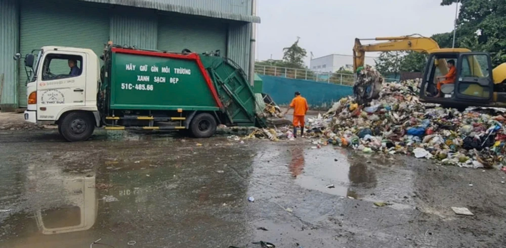 TP.HCM phải làm gì để xử lý khoảng 13.000 tấn rác sinh hoạt mỗi ngày?