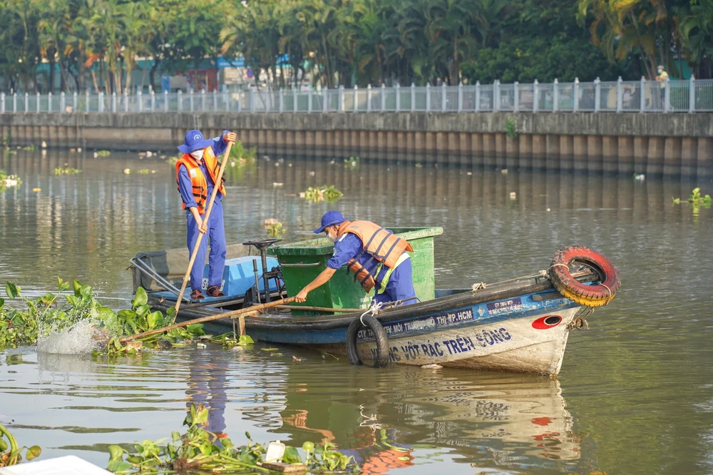 100 tuyến sông kênh rạch vớt rác trên kênh.jpg