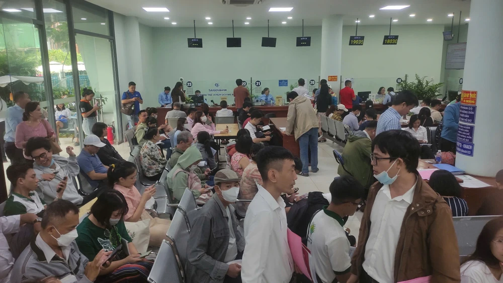 Người dân xếp hàng để làm hồ sơ liên quan đất đai ở TP.HCM