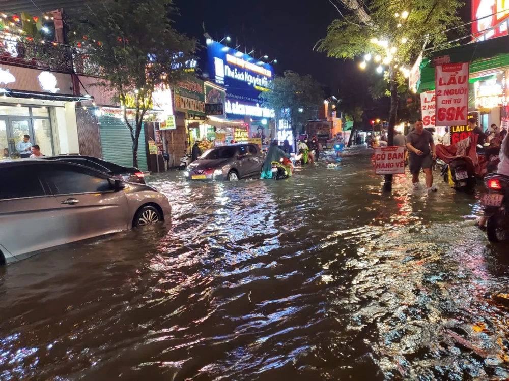 Tối 20-10, TP.HCM ngập sâu nhiều nơi