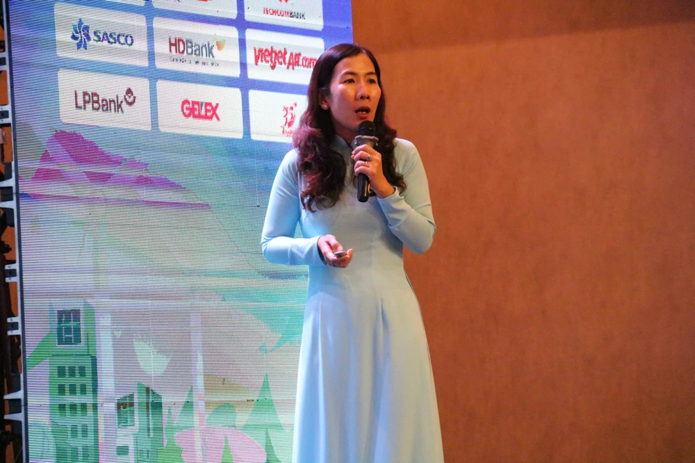 PGS-TS Nguyễn Thị Hồng Nguyệt, Trưởng Khoa Kinh tế, Trường ĐH Tài nguyên và Môi trường TP.HCM trình bày tại diễn đàn. Ảnh: NHƯ NGỌC