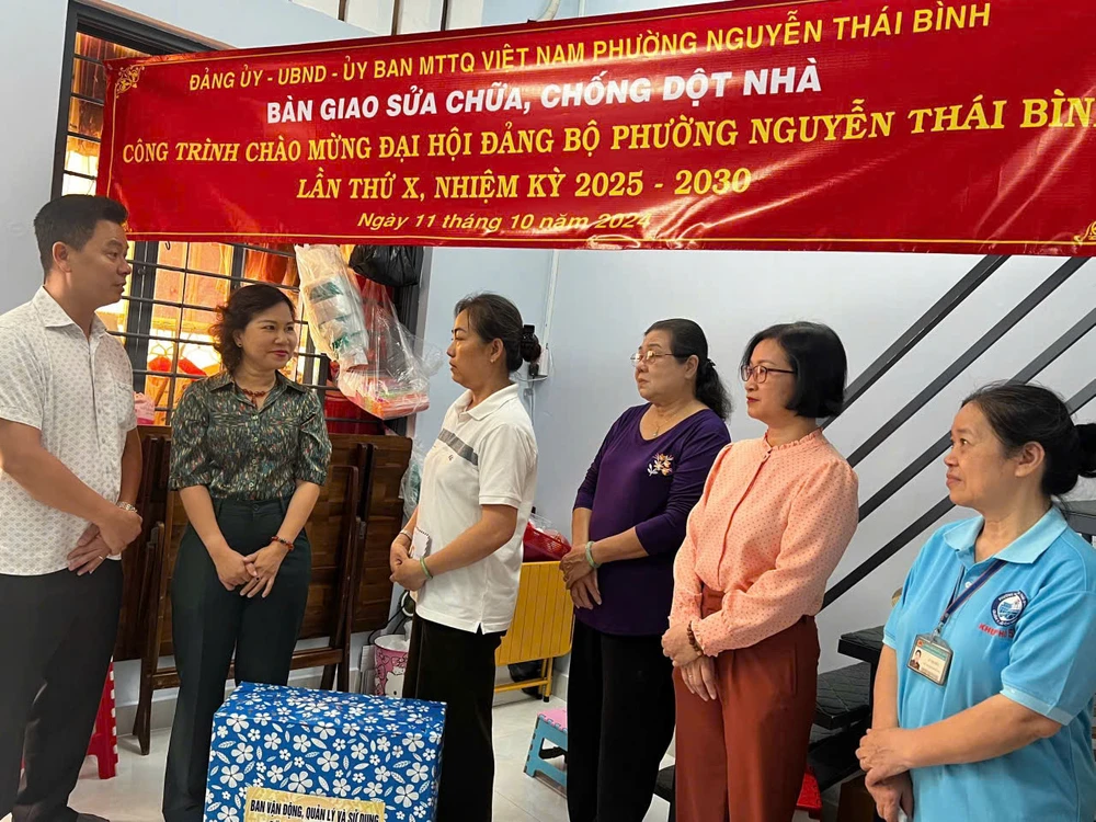 bàn giao chống nhà tạm nhà dột nát.jpg