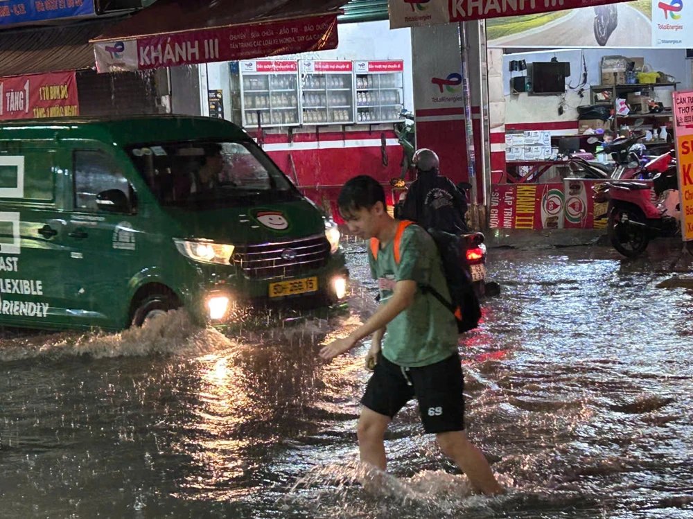 Mưa kéo dài gây ngập nhiều nơi ở TP.HCM